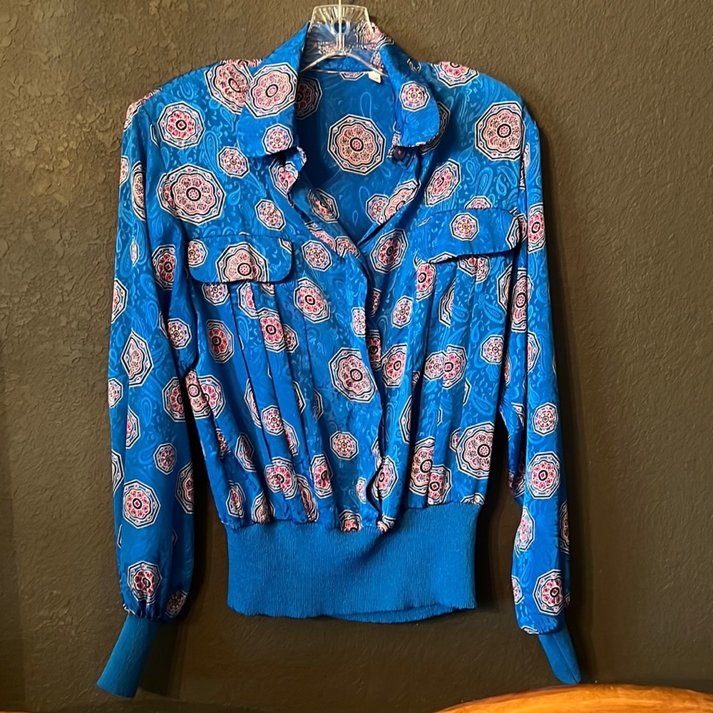 1980’s blouse multi colored shoulder pads. Blousey. Sleeves and waist stretch